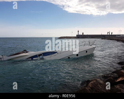 Vista ravvicinata di yacht di lusso semi affondata dopo la tempesta nel Mare Mediterraneo, Francia, Europa Foto Stock