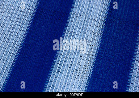 Un bel bianco e blu stripey texture di un coperchio in barca dal mare Foto Stock