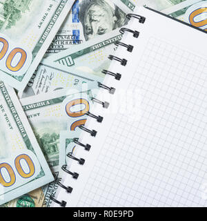 Notebook per le note sul denaro del fondo da un centinaio di dollari Foto Stock