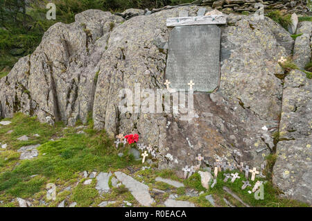 Castello Roccioso, BORROWDALE , CUMBRIA, Regno Unito - 3 Settembre 2014: Il Monumento ai Caduti in guerra con ricordo attraversa e i papaveri sul vertice del castello C Foto Stock