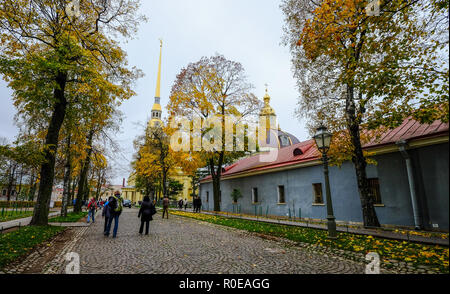 San Pietroburgo, Russia - Ott 14, 2016. La gente visita i santi Pietro e Paolo nella Cattedrale di San Pietroburgo, Russia. È il primo e più antico in pietra miliare Foto Stock