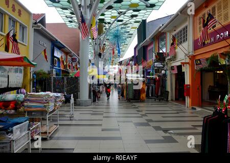 I pedoni camminano e fanno acquisti in India Street a Kuching Sarawak Malesia Foto Stock