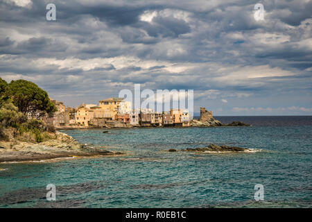 Tour d'Erbalunga, Genovesi torre di difesa, villaggio di Erbalunga oltre il mare Tirreno, Cap Corse, Haute-Corse reparto, Corsica, Francia Foto Stock