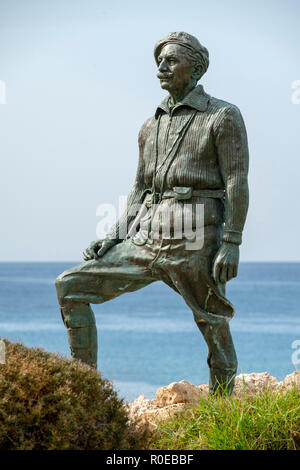 La statua del generale George Grivas-Dhigenis leader della lotta di liberazione di EOKA 1955-59 sul litorale in Chlorakas, Paphos Cipro. Foto Stock