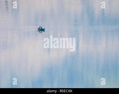 Pescatore sul piccolo lago Prespa in Grecia Foto Stock