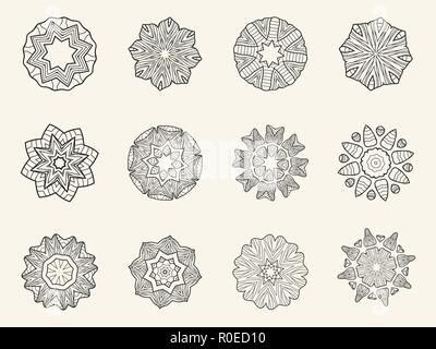Set di mandala ornati di simboli. Il pattern di circolare. Illustrazione Vettoriale. Simmetrici oggetti astratti isolato su sfondo chiaro. Decorativi etnici Illustrazione Vettoriale