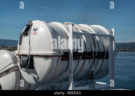 Di barili contenenti battello di emergenza e di razioni alimentari per una nave da crociera scialuppa di salvataggio Foto Stock