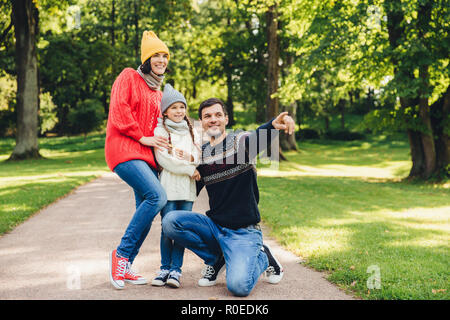 Posizione orizzontale ritratto di famiglia con buona relaionship sostare vicino a ciascun altro, ammirare paesaggi o natura bellissima. Padre Felice mostra al suo daughte Foto Stock