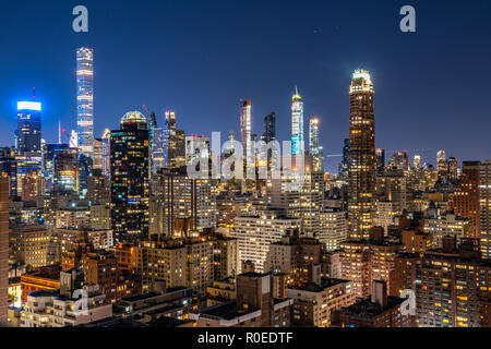 Nueva York, Stati Uniti d'America, 3 novembre 2018. Edifici e grattacieli di Manhattan di notte. Foto di Enrique Shore Foto Stock