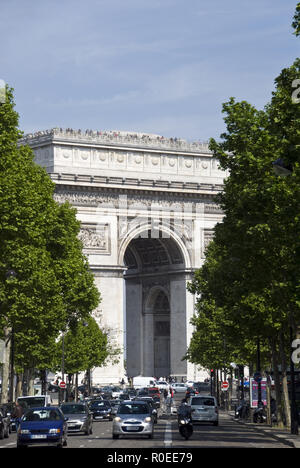 L'Arc de Triomphe de l'Etoile (Arco Trionfale) in Place Charles de Gaulle alla fine degli Champs Elysees, Paris, Francia. Foto Stock