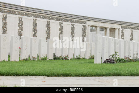 Tyne Cot cimitero, Zonnebeke, Belgio, 25 settembre 2013; Righe di lapidi di WW1 soldati del Commonwealth Foto Stock