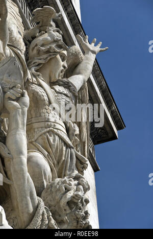 Uno dei quattro principali sculture sul Arc de Triomphe è 'Le Départ de 1792,' noto come 'La Marseillaise", scolpito da Francois rude, Parigi, Francia. Foto Stock