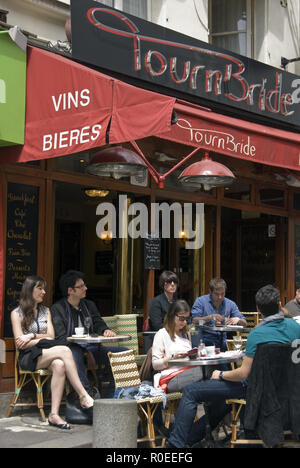 Le coppie sedersi al di fuori di un cafè sulla Rue Mouffetard, Parigi, Francia. Foto Stock