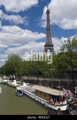 La Torre Eiffel (La Tour Eiffel) sorge su barche ormeggiate sulla Senna, Parigi, Francia. Foto Stock