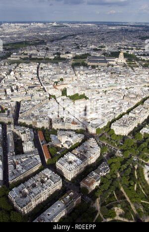 L ombra della Torre Eiffel, come visto dall'alto e la vista di Parigi, Francia. Foto Stock