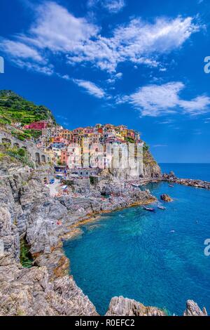 Manarola, Cinque Terre - Luglio 9, 2018:. Manarola è una bella cittadina in provincia di La Spezia, Liguria, Italia del nord e uno dei cinque C Foto Stock