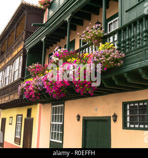 Floreale colorato display sul balcone di casa,Santa Cruz de la Palma Isole Canarie Spagna Foto Stock