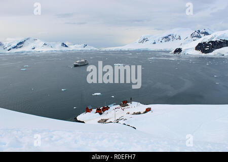 Vista da un picco al di sopra di Paradise Bay nella penisola antartica guardando giù su Almirante Brown argentina di base con un expedition nave da crociera al di ancoraggio Foto Stock