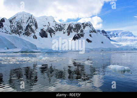 Luccicanti acque congelate e iceberg su una soleggiata giornata estiva in Paradise Bay, Penisola Antartica Foto Stock