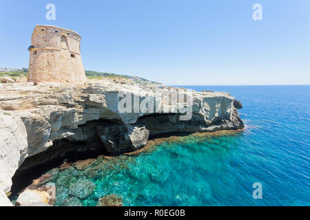 Torre die Miggiano, Puglia, Italia - Nuoto presso la torre di difesa di Miggiano Foto Stock