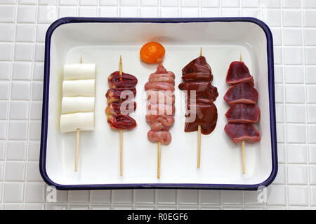 Yakitori prima di grigliare , giapponese grigliate di spiedini di pollo varietà Foto Stock