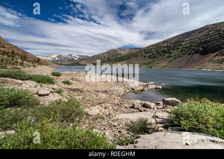 La riva del lago di borsette nella Sierra orientale delle montagne della California Foto Stock