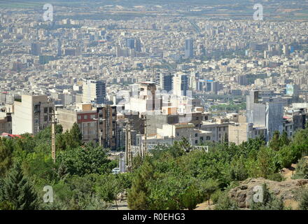 Iran ampia dello skyline della città dalle montagne che mostra una elevata densità urbana e la crescita di Karaj Foto Stock