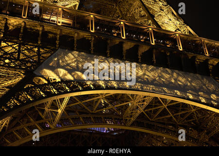 La struttura metallica della Torre Eiffel di notte, dal di sotto, Parigi Foto Stock