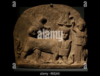 Stela di dio Tutu. Calcare. Iscrizione greca sulla base.La stele mostra gli dèi Tutu e Atena/Neith. Tutu appare come una estensione di Sphinx. La sua testa è rappresentata in vista frontale, indossando il nemes copricapo e tni corona con la corona di Hathor e di un cobra nel vestito di fronte, il cui corpo compie almeno dietro le zampe della Sfinge. La custodia Griffin di Petbe/Nemesis tenendo un ovale con due frecce incrociate, nonché un ramo di palma reso in rilievo inciso. 117-138 DC. Adriano era (dominazione romana). Kunsthistorisches Museum. Vienna. Austria. Foto Stock