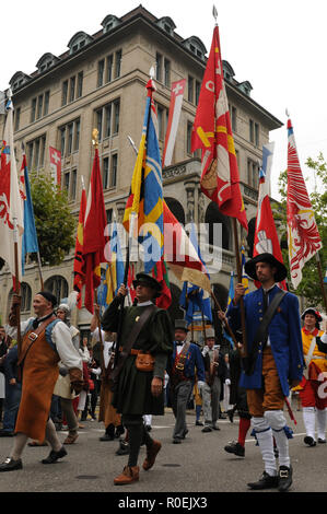 La festa nazionale svizzera: il 1° agosto sfilata con tradizionali uniformi in Bahnhofstreet Foto Stock