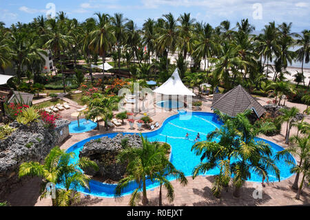 I turisti e gli ospiti nella zona piscina a Diani Reef Beach & Spa Resort sulla costa sud di Mombasa Foto Stock