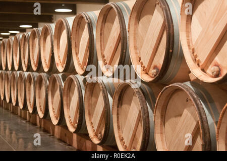 Il vino rosso di Bordeaux tini e botti di rovere Foto Stock