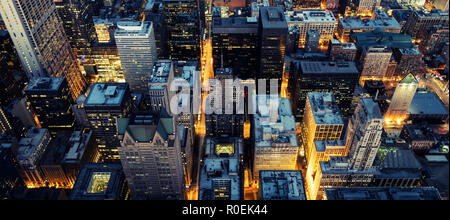 Vista aerea del Chicago Downtown di notte Foto Stock
