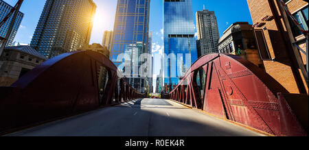 Vista di Chicago Downtown bridge e edili Foto Stock