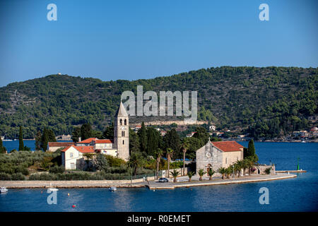 Monastero di San Girolamo in ingresso al porto di Vis sull isola di Vis, Croazia. Foto Stock