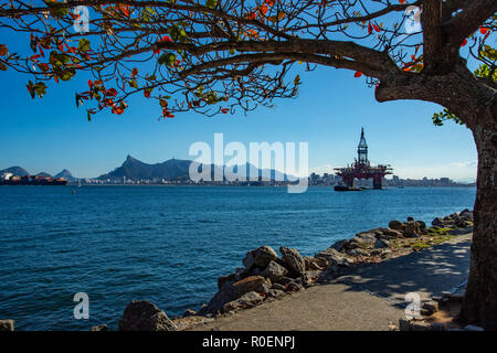 Splendida città, la città di Rio de Janeiro, Cristo Redentore o monte Corcovado e il petrolio e il gas torre in background, Offshore industria petrolifera. Foto Stock