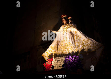 Le immagini della Vergine del Rosario viene visualizzato durante una cerimonia religiosa al di fuori del Templo di Santo Domingo chiesa cattolica a Oaxaca, Messico Foto Stock