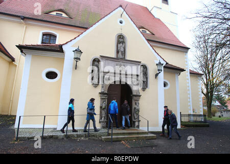 Ostritz, Germania. 04 Nov, 2018. Alla fine del 2° 'Ostritzer Friedensfest' (Ostritzer pace Festival), i credenti si riuniscono nella parrocchia cattolica dell Assunzione della Vergine Maria per il culto. Credito: Daniel Schäfer/dpa/Alamy Live News Foto Stock