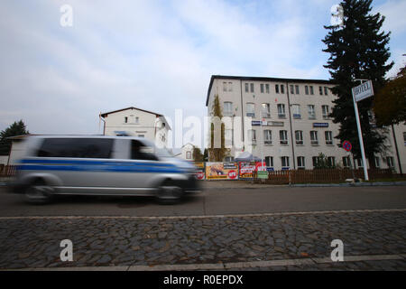 Ostritz, Germania. 04 Nov, 2018. Una macchina della polizia aziona passato l'hotel 'Neisseblick'. Credito: Daniel Schäfer/dpa/Alamy Live News Foto Stock