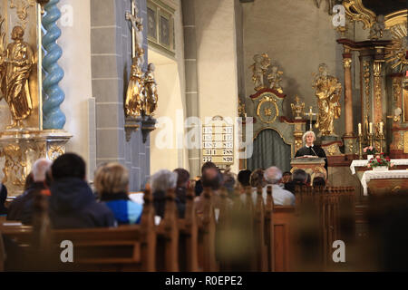 Ostritz, Germania. 04 Nov, 2018. Il pastore protestante Barbara Herbig predica nella parrocchia cattolica dell Assunzione della Vergine Maria. Alla fine della festa della pace, i credenti si sono riuniti nella chiesa parrocchiale cattolica dell Assunzione della Vergine Maria per il servizio. Credito: Daniel Schäfer/dpa/Alamy Live News Foto Stock