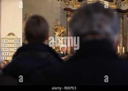 Ostritz, Germania. 04 Nov, 2018. Il pastore protestante Barbara Herbig predica nella parrocchia cattolica dell Assunzione della Vergine Maria. Alla fine della festa della pace, i credenti si sono riuniti nella chiesa parrocchiale cattolica dell Assunzione della Vergine Maria per il servizio. Credito: Daniel Schäfer/dpa/Alamy Live News Foto Stock