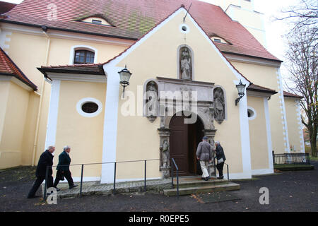 Ostritz, Germania. 04 Nov, 2018. Alla fine del 2° 'Ostritzer Friedensfest' (Ostritzer pace Festival), i credenti si riuniscono nella parrocchia cattolica dell Assunzione della Vergine Maria per il culto. Credito: Daniel Schäfer/dpa/Alamy Live News Foto Stock