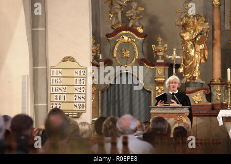 Ostritz, Germania. 04 Nov, 2018. Il pastore protestante Barbara Herbig predica nella parrocchia cattolica dell Assunzione della Vergine Maria. Alla fine della festa della pace, i credenti si sono riuniti nella chiesa parrocchiale cattolica dell Assunzione della Vergine Maria per il servizio. Credito: Daniel Schäfer/dpa/Alamy Live News Foto Stock