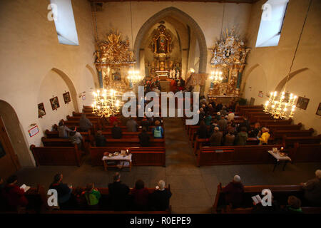 Ostritz, Germania. 04 Nov, 2018. Alla fine del 2° 'Ostritzer Friedensfest' (Ostritzer pace Festival), i credenti si sono riuniti nella chiesa parrocchiale cattolica dell Assunzione della Vergine Maria per un servizio divino. Credito: Daniel Schäfer/dpa/Alamy Live News Foto Stock