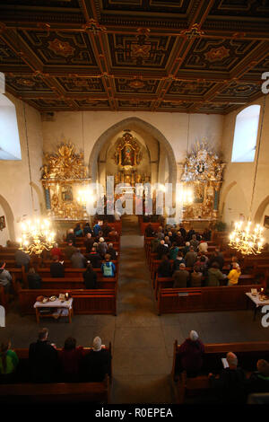 Ostritz, Germania. 04 Nov, 2018. Alla fine del 2° 'Ostritzer Friedensfest' (Ostritzer pace Festival), i credenti si sono riuniti nella chiesa parrocchiale cattolica dell Assunzione della Vergine Maria per un servizio divino. Credito: Daniel Schäfer/dpa/Alamy Live News Foto Stock