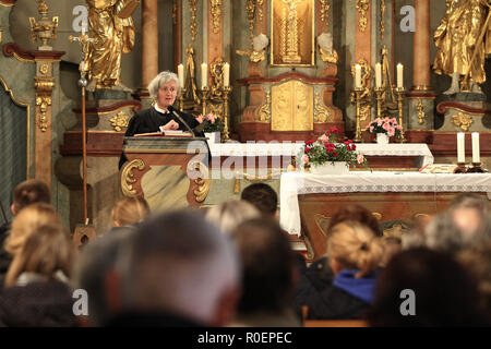 Ostritz, Germania. 04 Nov, 2018. Il pastore protestante Barbara Herbig predica nella parrocchia cattolica dell Assunzione della Vergine Maria. Alla fine della festa della pace, i credenti si sono riuniti nella chiesa parrocchiale cattolica dell Assunzione della Vergine Maria per il servizio. Credito: Daniel Schäfer/dpa/Alamy Live News Foto Stock