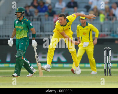 Optus Stadium, Perth, Australia. 4 Novembre, 2018. ODI International Cricket serie, Australia contro il Sud Africa; Josh Hazlewood di Australia bocce durante il sudafricano inning Credito: Azione Sport Plus/Alamy Live News Foto Stock