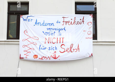 Ostritz, Germania. 04 Nov, 2018. Un banner con la scritta 'coloro che negano la libertà agli altri non lo meritano per se stessi' appeso su un muro di casa. La Festa della pace è un contatore-evento a un festival di musica programmate da estremisti di destra in città. Credito: Daniel Schäfer/dpa/Alamy Live News Foto Stock