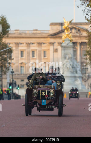 Londra, Regno Unito. Il 4 novembre 2018. I partecipanti nel più antico del mondo manifestazione motoristica pass Buckingham Palace dopo lasciando Hyde Park poco dopo l'alba. Le vetture, numerazione nel loro centinaia e tutte costruite prima del 1905, ha preso una sessantina di miglio percorso attraverso Londra, terminante sulla costa sud resort di Brighton. Credito: Andrew Plummer/Alamy Live News Foto Stock