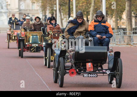 Londra, Regno Unito. Il 4 novembre 2018. I partecipanti nel più antico del mondo manifestazione motoristica pass Buckingham Palace dopo lasciando Hyde Park poco dopo l'alba. Le vetture, numerazione nel loro centinaia e tutte costruite prima del 1905, ha preso una sessantina di miglio percorso attraverso Londra, terminante sulla costa sud resort di Brighton. Credito: Andrew Plummer/Alamy Live News Foto Stock